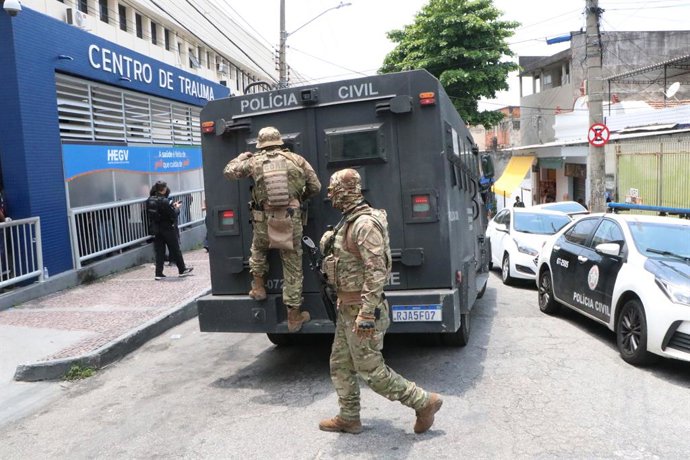 28 de outubro de 2025, Rio de Janeiro, Rio de Janeiro, Brasil: Rio de Janeiro (RJ), 28 de outubro de 2025 - Operação Confinamento/Rio/CV/Alemao/Phenza/RJ - Pessoas baleadas durante a Operação Confinamento chegam ao Hospital Getúlio Vargas, no bairro da Pe