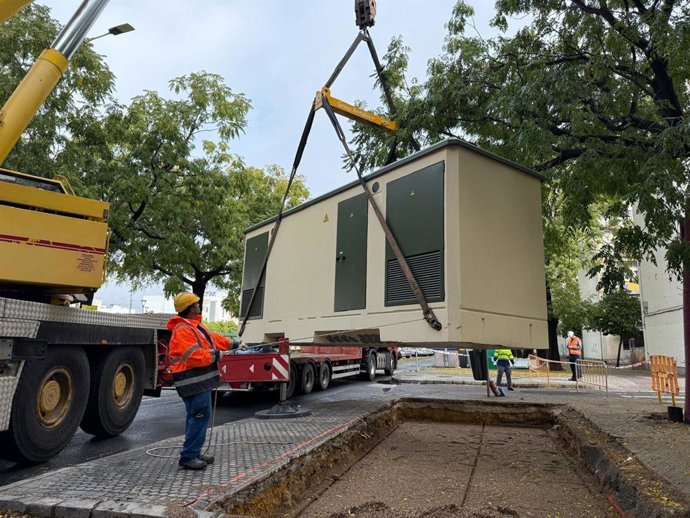 Instalación de un centro de transformación de Endesa en la calle Acuario, en el barrio de Los Pajaritos, con la colocación de una caseta prefabricada.