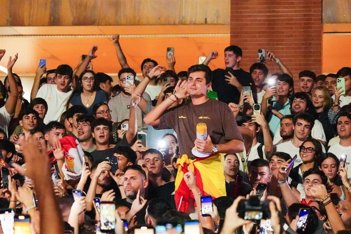 El seudo periodista Vito Quiles llega a la concentración convocada bajo el lema 'España combativa' en la Universidad Pablo Olavide de Sevilla (UPO). A 23 de octubre de 2025, en Sevilla (Andalucía, España). 