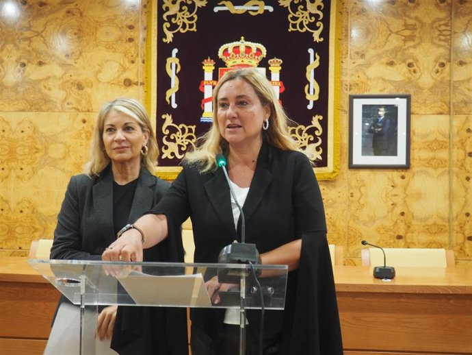 Archivo - La alcaldesa de Torrelodones, Almudena Negro (PP), en rueda de prensa donde ha estado acompañada por la segunda teniente de alcalde, Sonsoles Palacios (Vox).