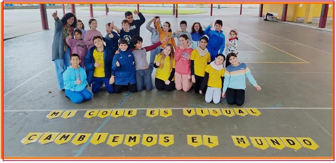 Alumnos y profesora del C.P. Marcos de Torniello, de Avilés (Asturias), en el que ya se ha puesto en marcha el proyecto Escuelas Visuales.