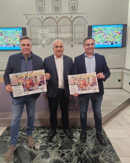 De izquierda a derecha: el delegado de atletismo, Casimiro Blanco; el diputado de deportes, Jesús María Ortiz; y el alcalde de San Esteban de la Sierra, Antonio Labrador.