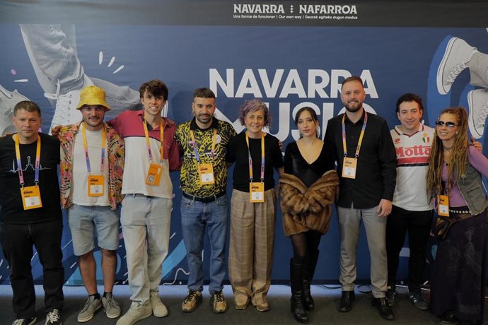 La consejera Esnaola junto con representantes de distintos grupos navarros