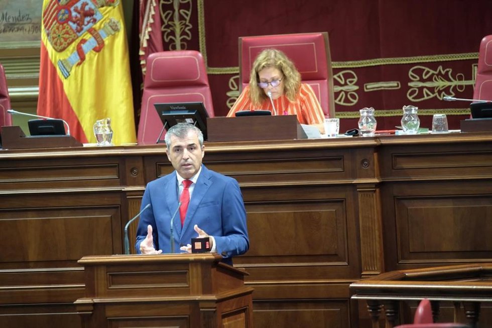 El vicepresidente del Gobierno de Canarias, Manuel Domínguez, en una comparecencia en el Parlamento de Canarias