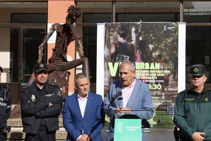 El vicerrector de Estudiantes, Cultura y Deporte de la ULE, Diego Soto (centro izquierda) y el concejal de Deportes, Vicente Canuria (centro derecha), en la presentación de la VIII Urban Trail Nocturna Universitaria Ciudad de León Kia Busanauto.
