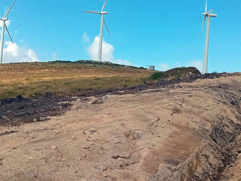 Archivo - Adega pide paralizar un parque eólico