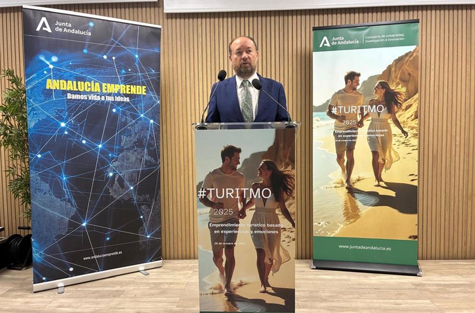 El secretario general de Universidades de la Junta de Andalucía, Ramón Herrera, durante la inauguración de la jornada Turitmo: Emprendimiento turístico basado en experiencias y emociones en la Cámara de Comercio de Almería.