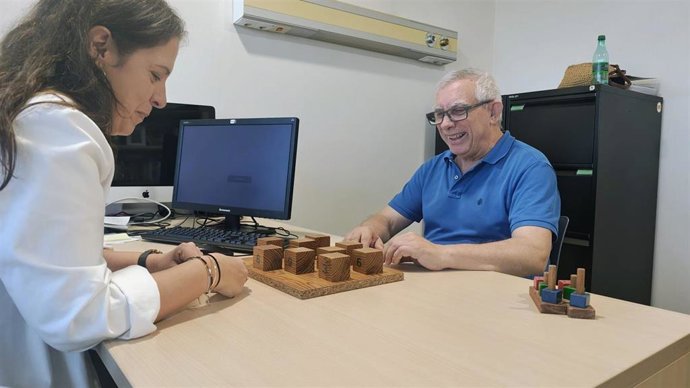 Doctora y paciente durante una visita.