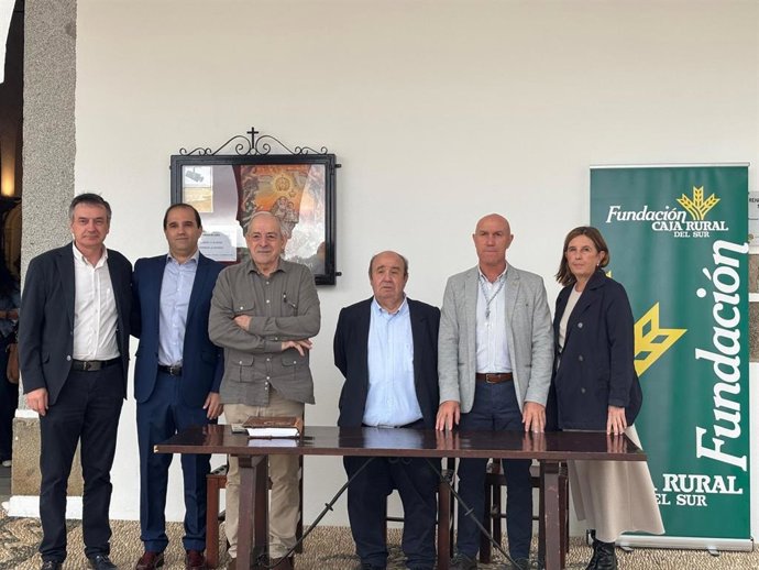 Responsables de la Fundación Caja Rural y de las cofradías de la Virgen de Luna de Villanueva de Córdoba y Pozoblanco firman un acuerdo para apoyar la  Coronación Pontificia de la imagen.