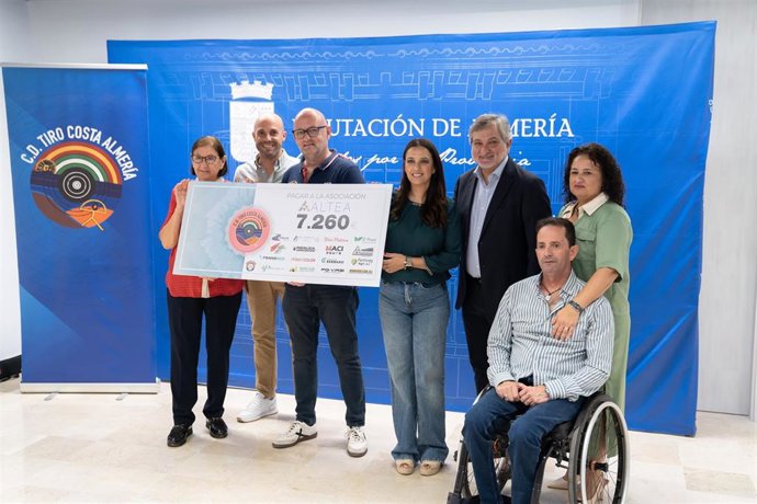 Acto de entrega del cheque de 7.260 euros a la Asociación Altea Autismo Almería.
