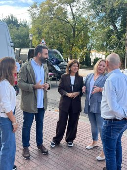 Alberto Mayoral, junto a Carmen Lara (centro), y otros cargos del PSOE en Benamejí, durante su visita a la localidad.
