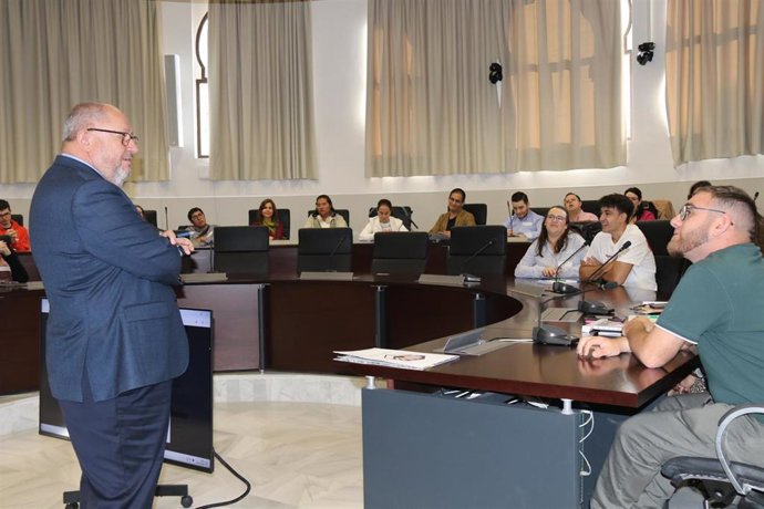 El rector de la UCO, Manuel Torralbo, durante su encuentro con los alumnos de la V edición de UCOincluye.