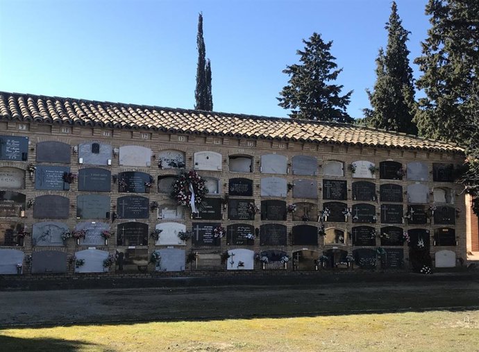 Archivo - Nichos en el cementerio de Torrero de Zaragoza