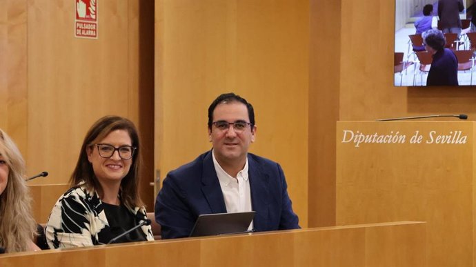 La vicesecretaria de Educación y Sanidad del PP de Sevilla, Gloria Guillén, y el portavoz del PP en la Diputación de Sevilla, Martín Torres.