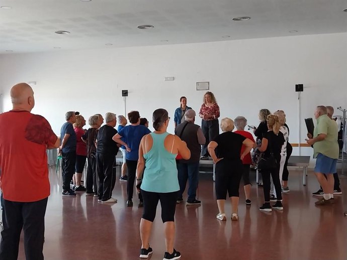 La delegada de Salud Pública de Alcalá de Guadaíra (Sevilla), Lidia Ballesteros, divulgando la vacunación entre la población mayor de 65 años.