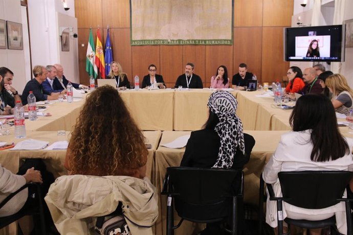 Imagen del encuentro celebrado entre la parlamentaria de Por Andalucía Alejandra Durán y 14 asociaciones sobre el contenido de una ley contra el acoso y ciberacoso escolar.