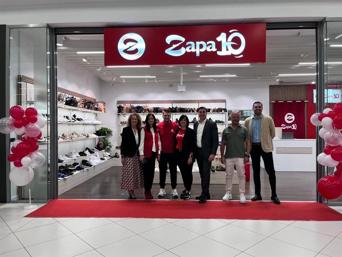 Foto de la apertura de la nueva tienda.