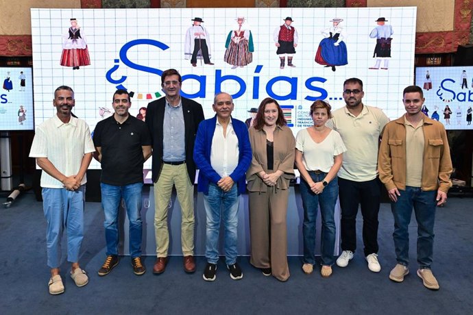 Presentación de vídeos explicativos del Cabildo de Tenerife sobre el buen uso de la indumentaria tradicional