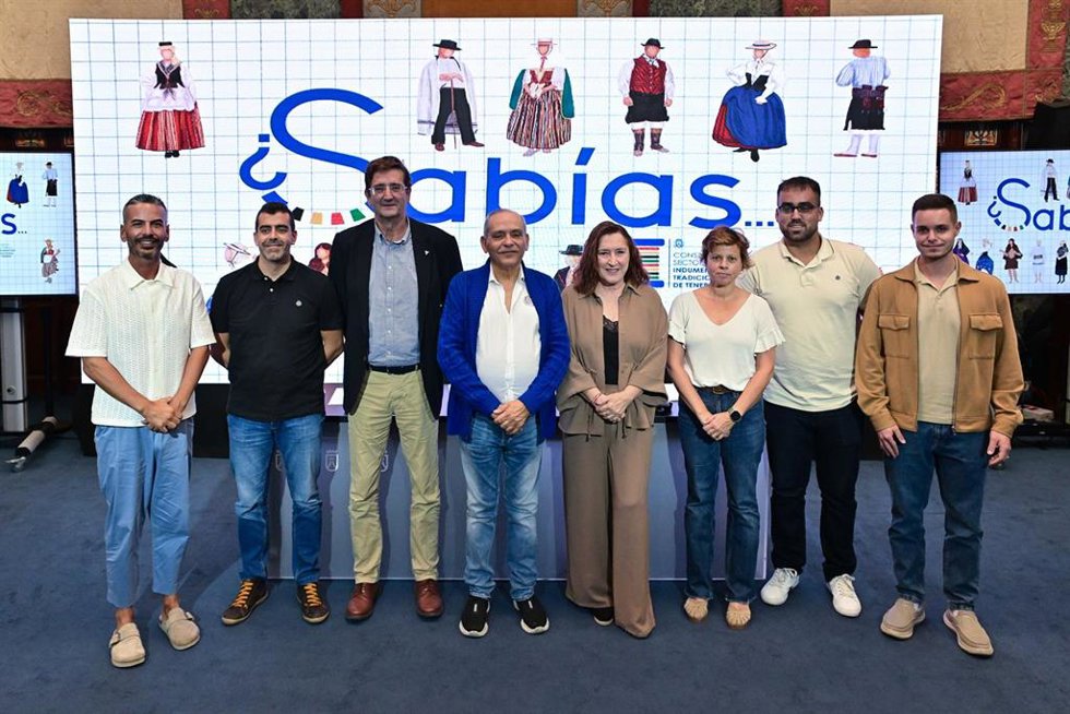 Presentación de vídeos explicativos del Cabildo de Tenerife sobre el buen uso de la indumentaria tradicional