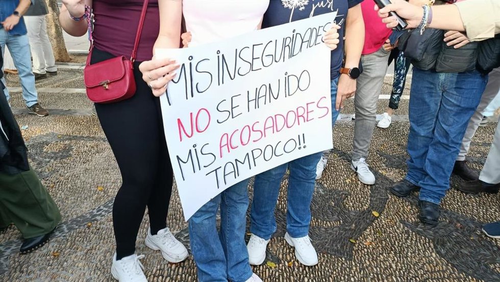 Un cartel en la concentración hoy contra el acoso escolar en Jerez de la Frontera (Cádiz)
