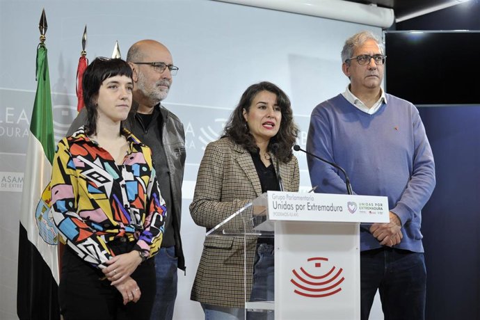 Archivo - La portavoz de Unidas por Extremadura, Irene de Miguel, junto al resto de diputados de la formación en la Asamblea, ofrece una rueda de prensa