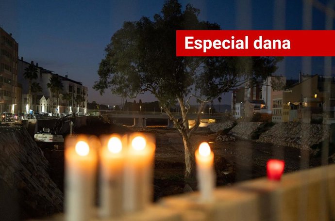 Velas em homenagem às vítimas da dana, na Rambla del Poyo, em 26 de outubro de 2025, em Paiporta, Valência.