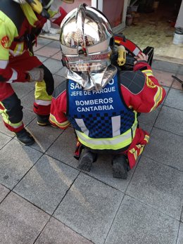 Bomberos extinguen un incendio en la cocina de una vivienda en Laredo