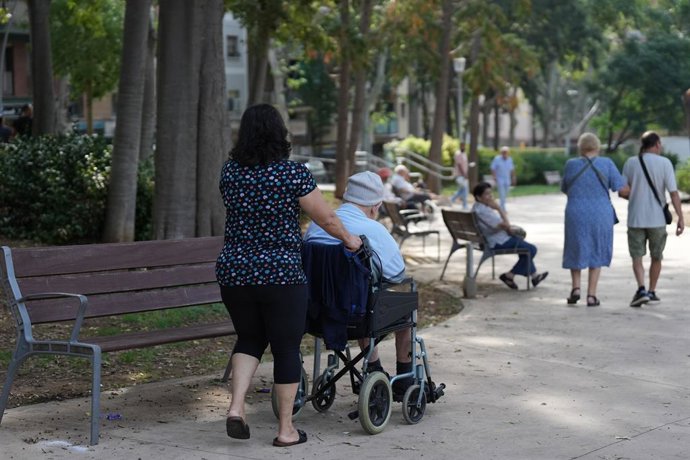 Archivo - Varias personas en un parque, a 17 de septiembre de 2025, en Barcelona, Catalunya (España). Cataluña afronta un marcado envejecimiento de su población: el 19,7 % de los habitantes tiene más de 65 años (alrededor de 1,6 millones de personas), y e