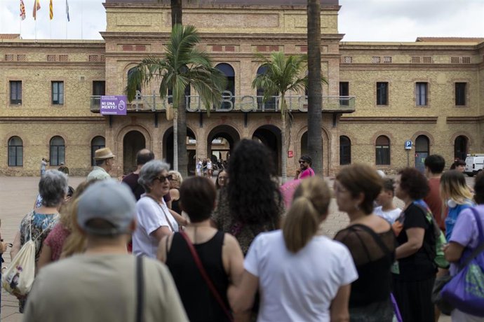 Archivo - Los vecinos del distrito de Nou Barris reunidos en la plaza de la Seu del districte de Nou Barris durante una concentración por el feminicidio de la madrugada del 30 de julio en el barrio de Nou Barris, 31 de julio de 2023, en Barcelona, Catalun