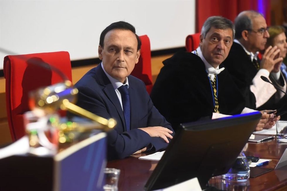 Archivo - El consejero Universidad, Investigación e Innovación de la Junta de Andalucía, José Carlos Gómez Villamandos, junto al rector de la UMA, Teodomiro López.