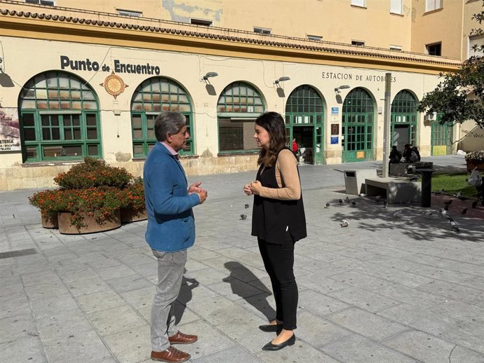 Antonio Losa y María Segovia en la plaza de la Libertad.