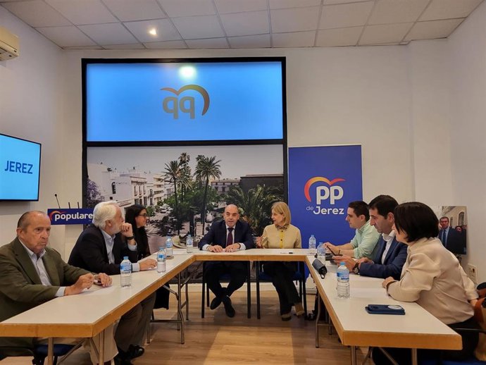 El presidente de ATA, Lorenzo Amor, en una reunión con la alcaldesa de Jerez, María José García-Pelayo, y representantes del PP de Jerez.