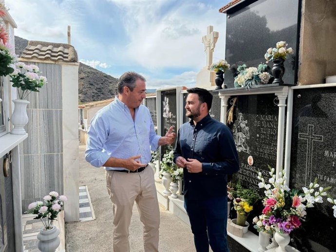 El diputado de Sostenibilidad, Medio Natural y Captación de Fondos Europeos de Almería, José Juan Martínez, conversa con el alcalde de Sierro, Adrián de Manuel, durante su visita al cementerio municipal para supervisar las actuaciones del Plan.