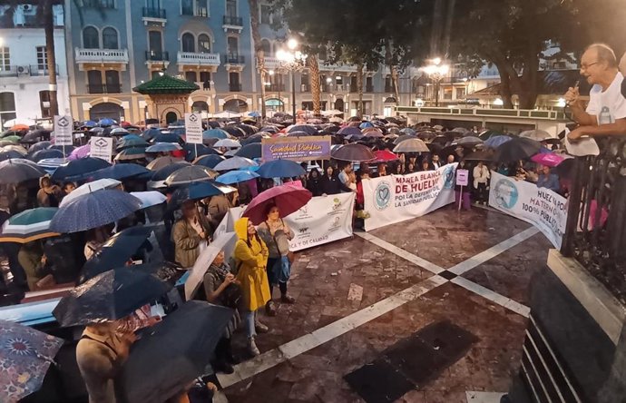 Algunos de los manifestantes en la Plaza de las Monjas, al finalizar la manifestación.