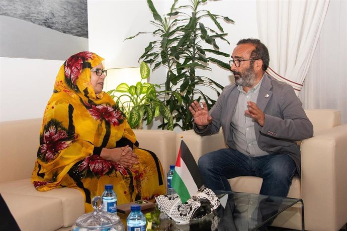 El presidente de la Diputación provincial, Miguel Ángel Morales, ha mantenido una reunión protocolaria con la ministra de Cooperación del Gobierno de la República Árabe Saharaui Democrática (RASD), Fatma Mehdi.