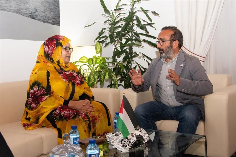 El presidente de la Diputación provincial, Miguel Ángel Morales, ha mantenido una reunión protocolaria con la ministra de Cooperación del Gobierno de la República Árabe Saharaui Democrática (RASD), Fatma Mehdi.
