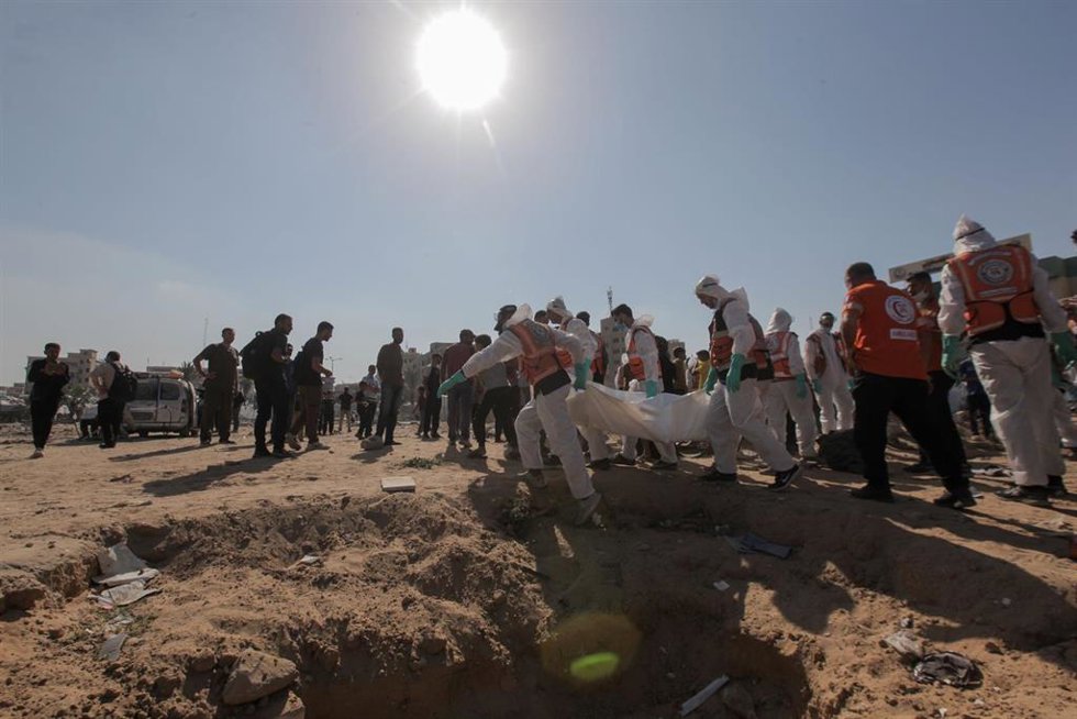 Equipos de Defensa Civil recuperan los cadáveres de decenas de personas bajo los escombros en la ciudad de Gaza por los bombardeos israelíes