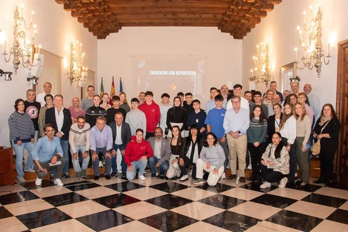 Foto de familia del encuentro en la diputación cacereña con deportistas de la provincia.