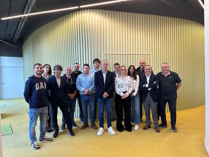 En el centro, el nuevo presidente de Afrucat, Andreu Viladegut