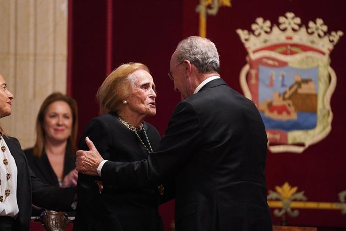 La poeta María Victoria Atencia en una imagen de archivo cuando recibió la Medalla de la Ciudad de Málaga y el nombramiento de Hija Predilecta.