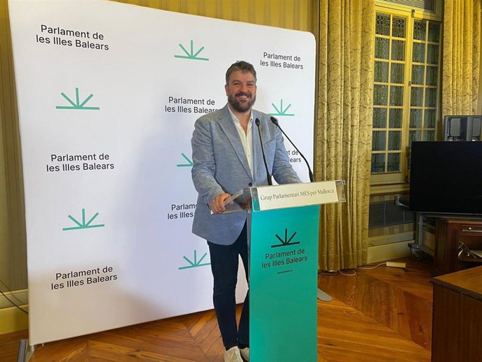 Archivo - El portavoz de MÉS per Mallorca en el Parlament, Lluís Apesteguia.