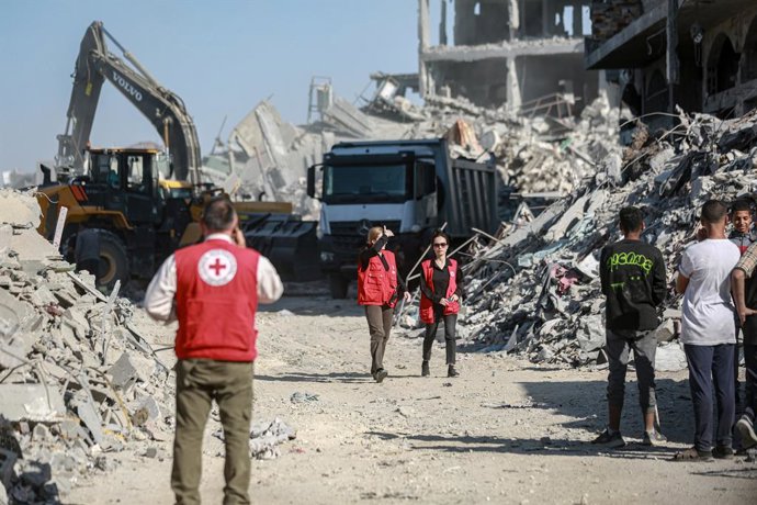 27 de outubro de 2025, Territórios Palestinos, Cidade de Gaza: A equipe do Comitê Internacional da Cruz Vermelha (CICV), apoiada por máquinas e trabalhadores egípcios, procura os corpos dos reféns no bairro de Al-Tuffah, no leste da Cidade de Gaza. Foto: