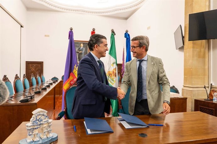 El consejero de Industria, Energía y Minas y presidente de la Agencia Digital de Andalucía (ADA), Jorge Paradela, junto al alcalde de Baeza, Pedro Javier Cabrera, en la firma del protocolo de colaboración.