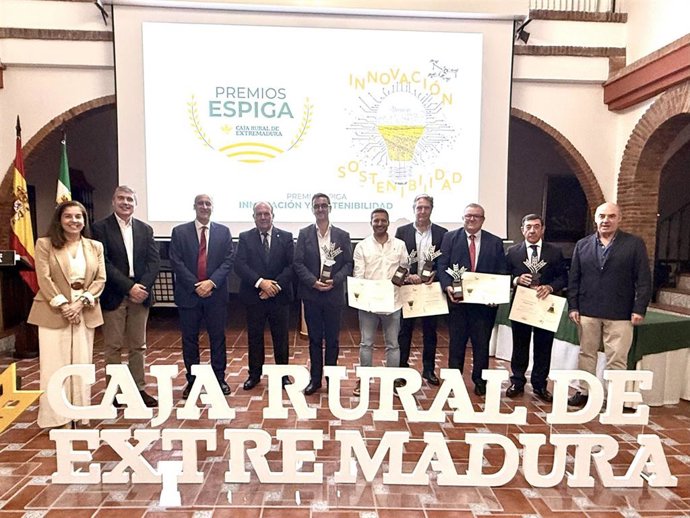 Foto de familia de los galardonados en los II Premios Espiga Innovación y Sostenibilidad de Caja Rural de Extremadura.