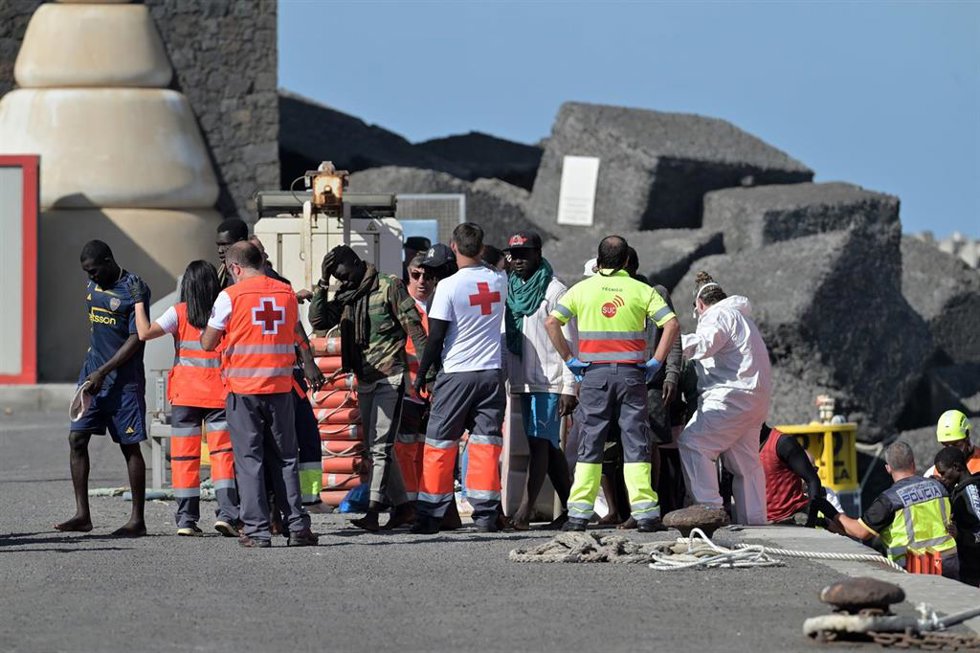 Efectivos de emergencias atienden a personas en el muelle de La Restinga, en el municipio de El Pinar, a 14 de octubre de 2025, en El Hierro, Islas Canarias (España). 