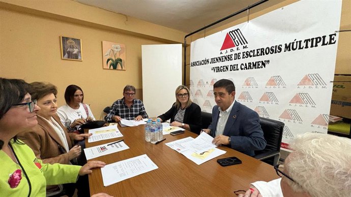El presidente de la Diputación Provincial de Jaén, Paco Reyes, durante su visita a la sede de la Asociación Jiennense de Esclerosis Múltiple (Adjem).