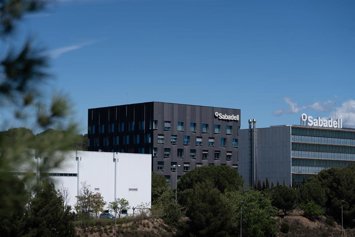 Archivo - Exterior de la sede de Banco Sabadell, a 17 de abril de 2025, en Barcelona, Cataluña (España).