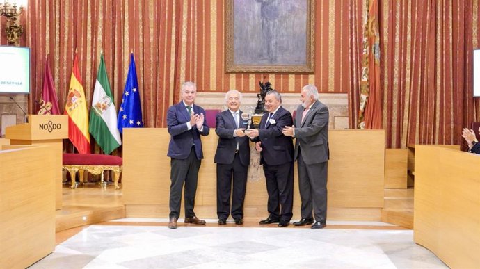 El alcalde de Sevilla, José Luis Sanz, junto a Los del Río en la entrega del Premio Embajador de Sevilla 2025.