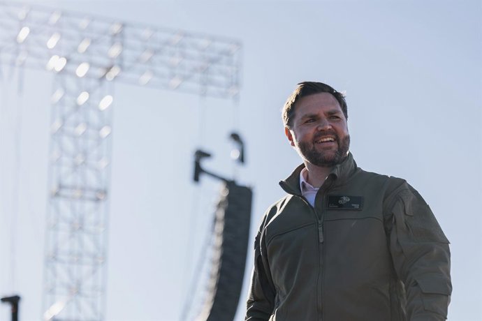 18 de outubro de 2025, Oceanside, Califórnia, Estados Unidos: O vice-presidente dos EUA, JD Vance, sai do palco depois de fazer um discurso para o público de fuzileiros navais durante o 250º aniversário do Corpo de Fuzileiros Navais, no Beach Bash de Demo