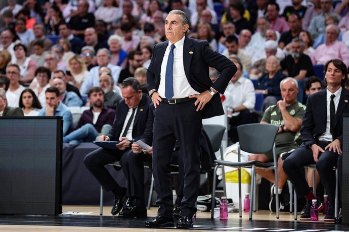 Sergio Scariolo, técnico do Real Madrid, gesticula durante a partida da quarta rodada da temporada regular da EuroLeague entre o Real Madrid e o Partizan Mozzart Bet Belgrade na Movistar Arena em 15 de outubro de 2025 em Madri, Espanha.